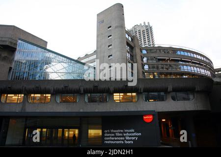 LONDON - FEB 14: Haupteingang des Barbican Centers, dem größten Zentrum für darstellende Kunst in Europa, das von Chamberlin, Powell und Bon entworfen wurde, wurde 1982 eröffnet. Stockfoto