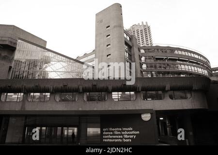 LONDON - FEB 14: Haupteingang des Barbican Centers, dem größten Zentrum für darstellende Kunst in Europa, das von Chamberlin, Powell und Bon entworfen wurde, wurde 1982 eröffnet. Stockfoto