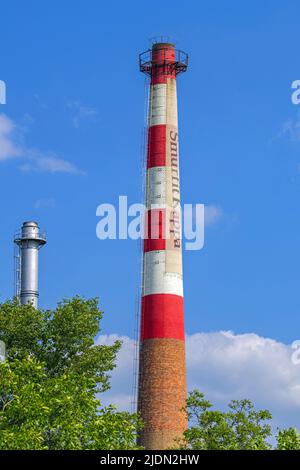 Belgrad, Serbien - 14. Mai 2022: Tall Chimney Smurfit Kappa im Papierfabrikgebäude. Stockfoto