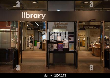 LONDON - SEP 28: Innenansicht der Barbican Library, Art Center, dem größten Zentrum für darstellende Kunst in Europa, entworfen von Chamberlin, Powell und Bon, op Stockfoto