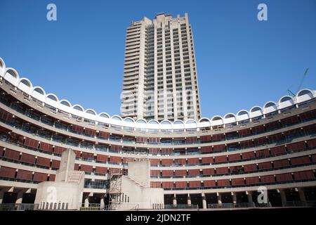 LONDON - SEP 28: Außenansicht des Barbican Center, dem größten Zentrum für darstellende Kunst in Europa, entworfen von Chamberlin, Powell und Bon, eröffnet 1982, o Stockfoto