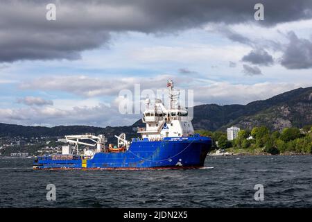 Seismische Forschung unterstützt Schiff Mainport Cedar in Byfjorden, vor dem Hafen von Bergen, Norwegen. Stockfoto