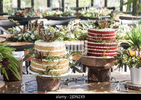 Zwei Kuchen für die Hochzeitsfeier. Stockfoto