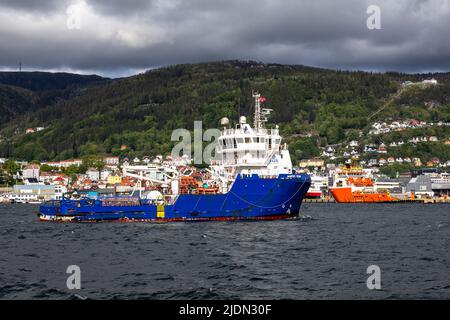 Seismische Forschung unterstützt Schiff Mainport Cedar in Puddefjorden, vor dem Hafen von Bergen, Norwegen. Stockfoto