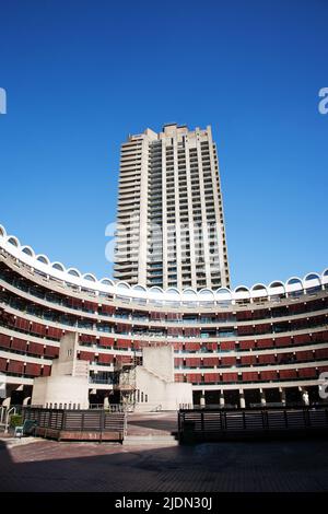 LONDON - SEP 28: Außenansicht des Barbican Center, dem größten Zentrum für darstellende Kunst in Europa, entworfen von Chamberlin, Powell und Bon, eröffnet 1982, o Stockfoto