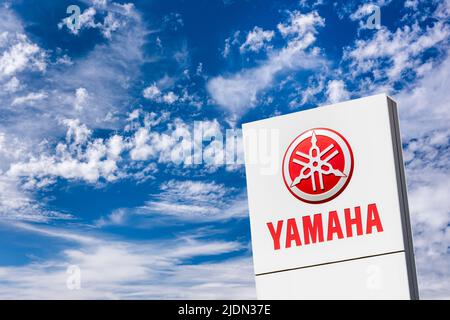 Firmenschild und Logo der Autofirma YAMAHA Stockfoto