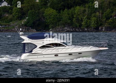 Pleasure Craft, La Mer, ein Sonic 375 - Skorgenes in Byfjorden, außerhalb des Hafens von Bergen, Norwegen. Stockfoto