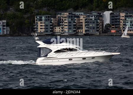 Pleasure Craft, La Mer, ein Sonic 375 - Skorgenes in Puddefjorden, im Hafen von Bergen, Norwegen. Stockfoto