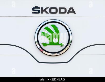 Firmenschild und Logo der Autofirma Skoda Stockfoto