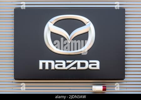 Firmenschild und Logo der Autofirma MAZDA Stockfoto