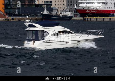 Pleasure Craft, La Mer, ein Sonic 375 - Skorgenes in Puddefjorden, im Hafen von Bergen, Norwegen. Stockfoto