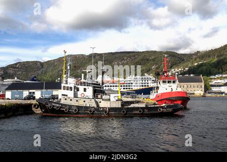 Der erfahrene Schlepper Vulcanus (Baujahr 1959) liegt im Hafen von Bergen, Norwegen. Hinter dem Schlepper Bukken (B. 1982) Stockfoto