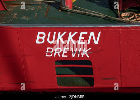 Detail der Schiffe Name des Schleppers Bukken (Baujahr 1982) liegt im Hafen von Bergen, Norwegen. Stockfoto