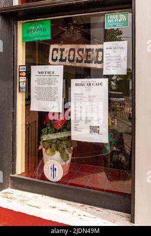 Ein geschlossenes Schild vor dem Fenster des Boxcar Cafe. Das Café ist vorübergehend geschlossen, weil das Dorf Chama im Norden von New Mexico nicht mehr Wasser hat. Stockfoto