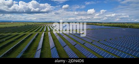 Luftaufnahme eines großen nachhaltigen Elektrokraftwerks mit vielen Reihen von Photovoltaik-Solarzellen zur Erzeugung sauberer elektrischer Energie. Erneuerbar Stockfoto