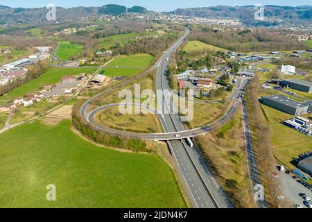 Luftaufnahme der Autobahnkreuzung mit schnellem, starkem Verkehr. Intercity Transport mit vielen Autos und Lastwagen Stockfoto