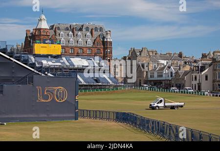 St Andrews, Fife, Schottland, Großbritannien. 22.06.2022. Sonne und Wind an der Küste von Fife, Vorbereitungen auf dem alten Kurs. Stockfoto