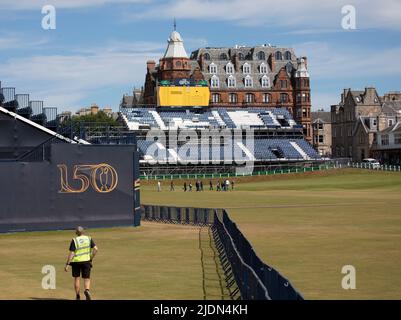 St Andrews, Fife, Schottland, Großbritannien. 22.06.2022. Sonne und Wind an der Küste von Fife, Vorbereitungen auf dem alten Kurs. Stockfoto