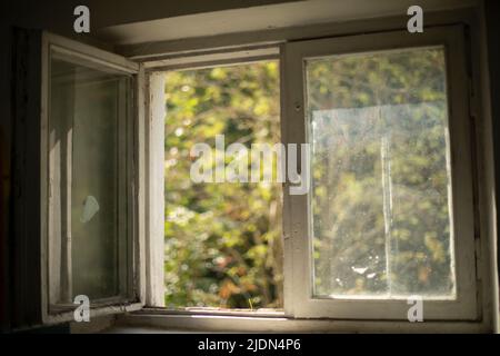 Fenster im Haus. Alter Fensterrahmen. Holzfenster und Glas. Inneneinrichtung im Zimmer. Stockfoto