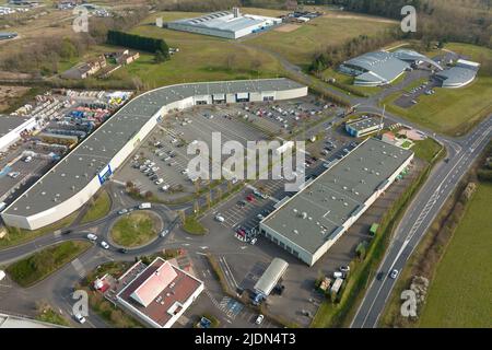 Luftaufnahme von vielen bunten Autos auf dem Parkplatz mit Linien und Markierungen für Parkplätze und Richtungen geparkt Stockfoto