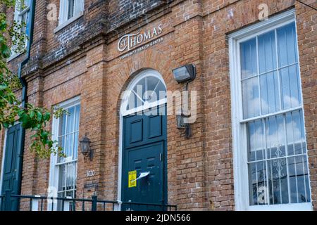 NEW ORLEANS, LA, USA - 20. JUNI 2022: Vor dem St. Thomas Community Health Center in der St. Andrew Street im Lower Garden District Stockfoto
