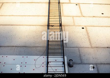 Ersatztreppe an der Wand des Gebäudes. Stahltreppe. Notausflucht aus dem Haus. Stockfoto