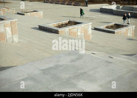 Stadtarchitektur. Details des Platzes in der Stadt. Mauerwerk. Urbanes Erholungsgebiet. Stockfoto