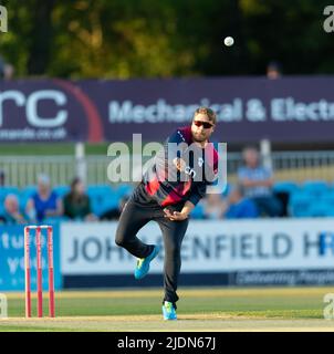 Josh Cobb Bowling für die Steelbacks während eines T20 Blast Match zwischen Derbyshire Falcons und Northamptonshire Steelbacks Stockfoto