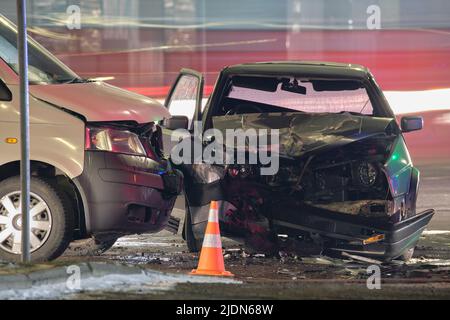 Autos stürzten bei einem Verkehrsunfall nach einem Zusammenstoß auf der Straße der Stadt in der Nacht stark ab. Straßenverkehrssicherheit und Versicherungskonzept Stockfoto