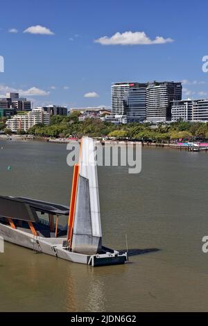 Blick auf den Fährhafen North Quay und über den Fluss zu den South Bank Parklands von der Victoria Bridge. Brisbane-Queensland-Australia-014 Stockfoto