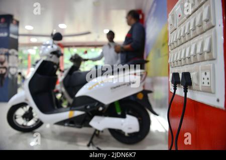 Im Hero Electric Showroom wurde ein Elektrofahrzeug mit zwei Rädern geladen. Hero Electric ist einer der größten Hersteller von elektrischen Zweirädern in Indien. Stockfoto