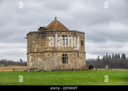 Der Kanal ist der runde Turm oder der Wasserturm des cowdray-Hauses Midhurst West Sussex England Stockfoto