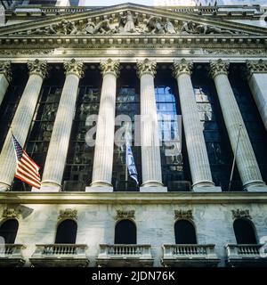 New York 1980s, NYSE, Fassade des Börsengebäudes, amerikanische Flagge, Broad Street, Finanzdistrikt, Lower Manhattan, New York City, NY, NYC, USA, Stockfoto