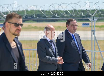 Bundeskanzler Olaf Scholz Besuch ILA, 22.06.2005. ILA Internationale Luft- und Raumfahrtausstellung Berlin, Schönefeld, Brandenburg, Deutschland Stockfoto