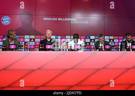 München, Deutschland. 22.. Juni 2022. Fußball: Bundesliga, Präsentation von Sadio Mané in der Allianz Arena spricht Sadio Mané (Mitte) während seiner Präsentation als neuer Spieler des FC Bayern neben CEO Oliver Kahn (2. v.l.), Herbert Hainer, Präsident von München (2. v.r.) und Vorstandsmitglied Hasan Salihamidzic (rechts). Nach einer Vereinbarung mit dem FC Liverpool unterzeichnete der 30-jährige Torschütze bis zum 30. Juni 2025 einen Dreijahresvertrag mit dem deutschen Fußball-Rekordmeister. Quelle: Sven Hoppe/dpa/Alamy Live News Stockfoto