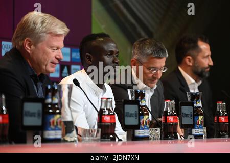 München, Deutschland. 22.. Juni 2022. Fußball: Bundesliga, Präsentation von Sadio Mané in der Allianz Arena sitzt Sadio Mané (2. v.l.) neben CEO Oliver Kahn (l.), Herbert Hainer, Präsident von München und Vorstandsmitglied Hasan Salihamidzic während seiner Präsentation als neuer Spieler des FC Bayern. Nach einer Vereinbarung mit dem FC Liverpool unterzeichnete der 30-jährige Torschütze bis zum 30. Juni 2025 einen Dreijahresvertrag mit dem deutschen Fußball-Rekordmeister. Quelle: Sven Hoppe/dpa/Alamy Live News Stockfoto