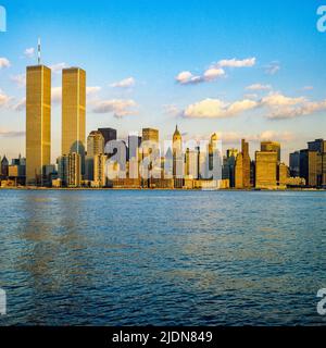 New York 1980s, Hudson River, Skyline von Lower Manhattan, WTC, World Trade Center Twin Towers, Sonnenuntergang, New York City, NYC, NY, USA, Stockfoto