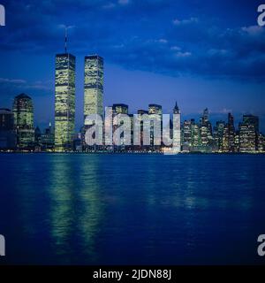 New York 1980s, Hudson River, Skyline von Lower Manhattan, WTC, World Trade Center Twin Towers, Twilight, New York City, NYC, NY, USA, Stockfoto