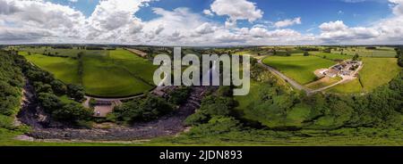 Eine 360-Grad-Luftaufnahme der Ruinen der Egglestone Abbey in der Nähe von Barnard Castle in der Grafschaft Durham, Großbritannien Stockfoto