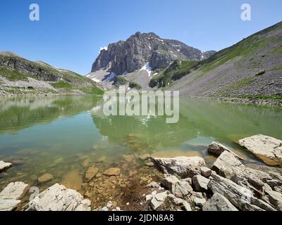 Die unzugängliche Nordwand des Mount Astraka und des Xerolimni Sees in den Pindus Bergen von Nordgriechenland Stockfoto