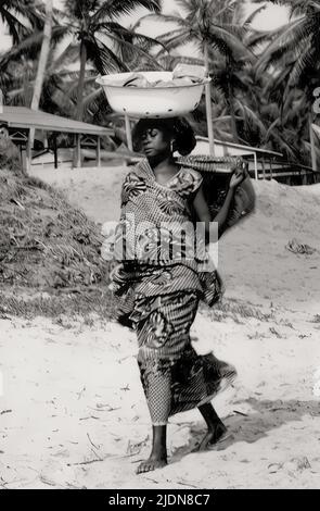 Schwarz-Weiß-Foto von afrikanischen Frauen, die Töpfe auf dem Kopf in Accra, Ghana, trugen, aufgenommen 1958 Stockfoto