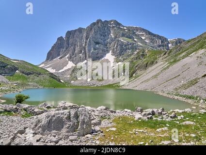 Die unzugängliche Nordwand des Mount Astraka und des Xerolimni Sees in den Pindus Bergen von Nordgriechenland Stockfoto