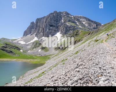 Die unzugängliche Nordwand des Mount Astraka und des Xerolimni Sees in den Pindus Bergen von Nordgriechenland Stockfoto