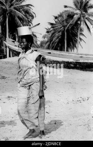 Schwarz-Weiß-Foto von afrikanischen Frauen, die Töpfe auf dem Kopf in Accra, Ghana, trugen, aufgenommen 1958 Stockfoto