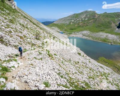 Steile Geröll auf den Flanken des Mount Astraka zum Xerolimni See in den Pindus Mountains im Norden Griechenlands Stockfoto