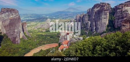 Meteora Griechenland. Das Heilige Kloster von Rouanos die Gebäude der Heiligen Barbara. Auch Blick auf andere Klöster auf den Felsen im Tal Stockfoto