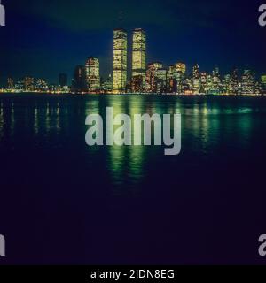 New York 1980s, Hudson River, Skyline von Lower Manhattan, WTC, World Trade Center Twin Towers, Night, New York City, NYC, NY, USA, Stockfoto