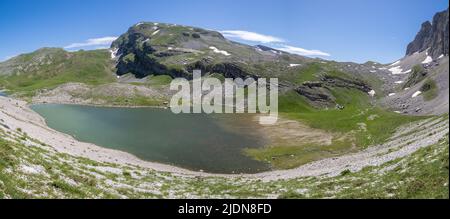 Panoramablick von den Geröll über dem Xerolimni See unterhalb des Mount Astraka in den Pindus Bergen im Norden Griechenlands Stockfoto