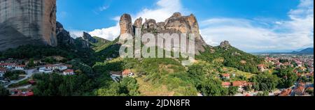 Griechenland Meteora Landschaft Panoramablick aus der Luft. Kalambaka Dorf und berühmte Felsformationen. Reiseziel Europa Stockfoto
