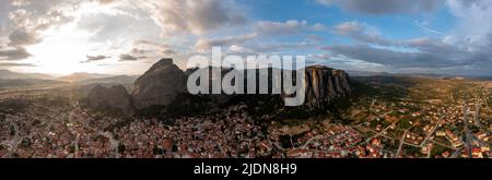 Meteora Griechenland Panorama. Sonnenuntergang und wolkig Himmel über Kalabaka Stadt. Felsformationen Landschaft, Europa Reiseziel Stockfoto